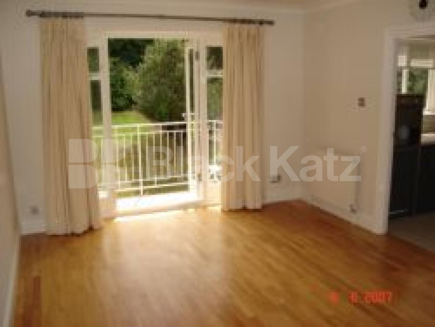 			AMAZING LOCATION!!!, 2 Bedroom, 1 bath, 1 reception Apartment			 Cresent Road, CROUCH END N8